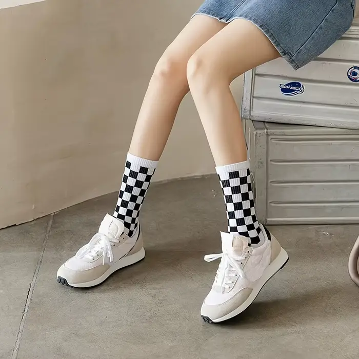 Chaussettes à carreaux tendance Harajuku, chaussettes géométriques noires et blanches, chaussettes de skateboard en coton imprimé Hip Hop, nouveauté