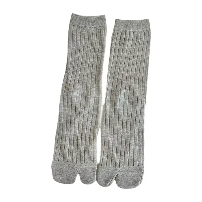 Chaussettes tendance pour femmes, couleur unie, confortables, à bout fendu, en soie rayée, matière d