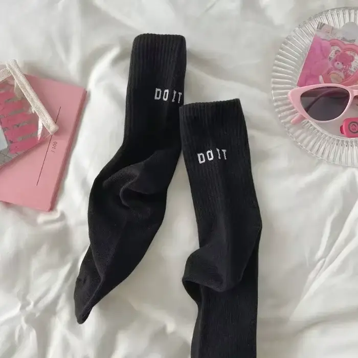 Chaussettes roses pour femmes, Style printemps et automne, mi-tube, vêtements d'extérieur, bas en co