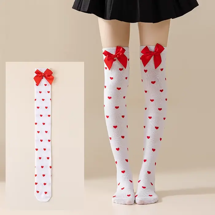 Une paire de chaussettes hautes pour la Saint-Valentin et Noël, chaussettes de cuisse au-dessus du g