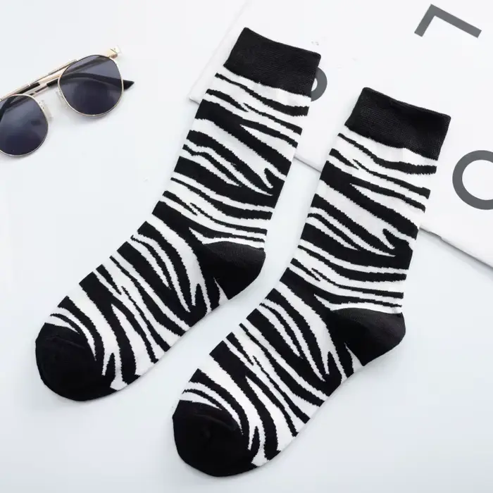 Chaussettes noires et blanches pour femmes, marque Ins Tide, chaussettes japonaises mignonnes avec I