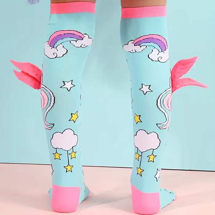 Une paire de chaussettes licorne avec ailes roses pour les dessins animés pour enfants