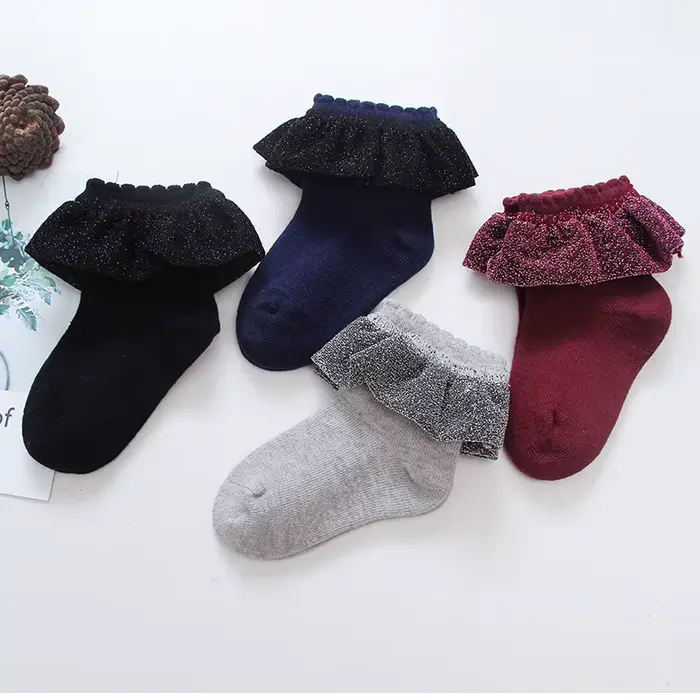 Une paire de chaussettes à volants en dentelle pour filles