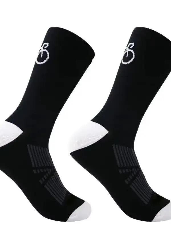 Une paire de chaussettes de cyclisme pour sports de plein air, à la mode, confortables et antidérapa