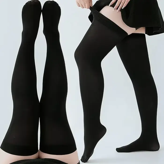 Chaussettes longues noires et blanches pour femmes