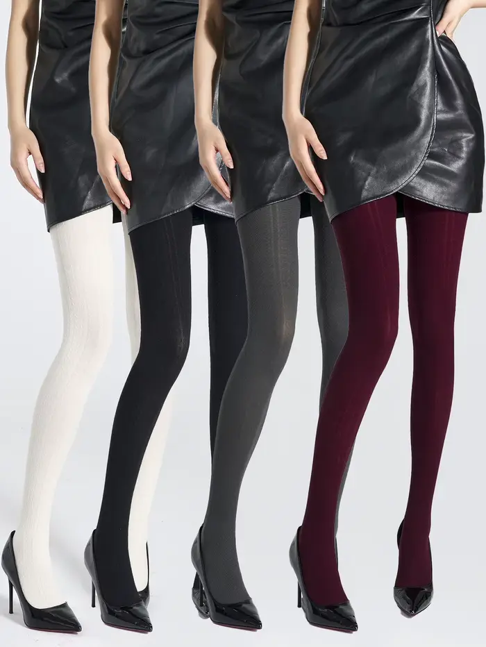 Une paire de collants en forme de coeur à rayures verticales à la mode