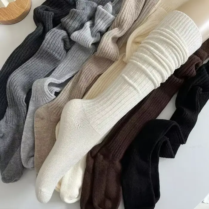 Chaussettes hautes pour femmes associées à des bottes noir blanc pur coton automne et hiver