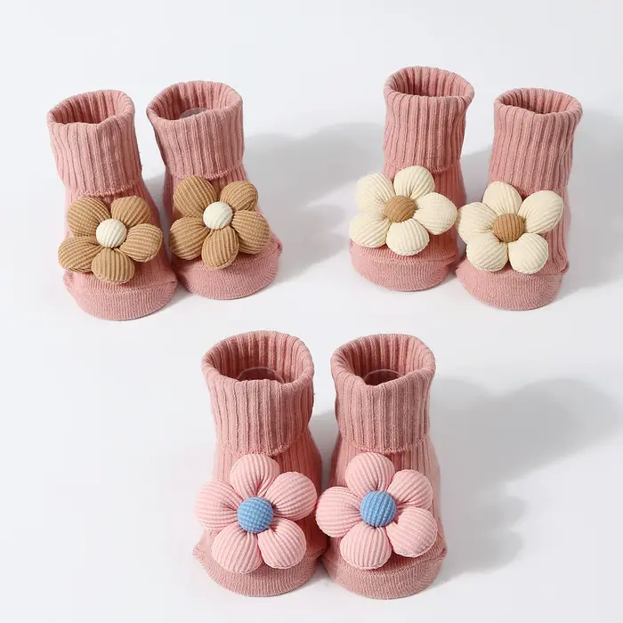 Jolies chaussettes tricotées pour nouveau-né