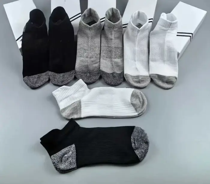 5 paires de chaussettes de yoga pour femmes, chaussettes de sport en coton à tube moyen, confortables, amortissantes, style classique, extensibles, anti-transpiration, pour toutes les saisons