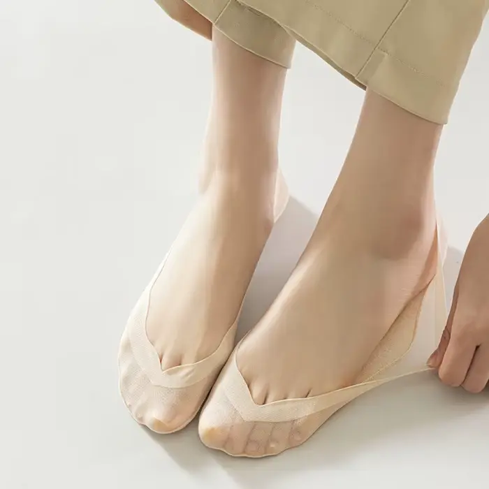 Chaussettes bateau antidérapantes en Silicone pour femmes, pantoufles en soie glacée sans couture, couleur unie, respirantes, invisibles, pour l'été