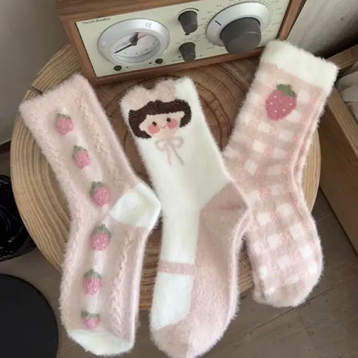 Chaussettes japonaises mignonnes pour femmes, chaussettes d'hiver épaisses et chaudes en peluche, imprimé fraise coréenne, en molleton de corail, pour dormir au sol