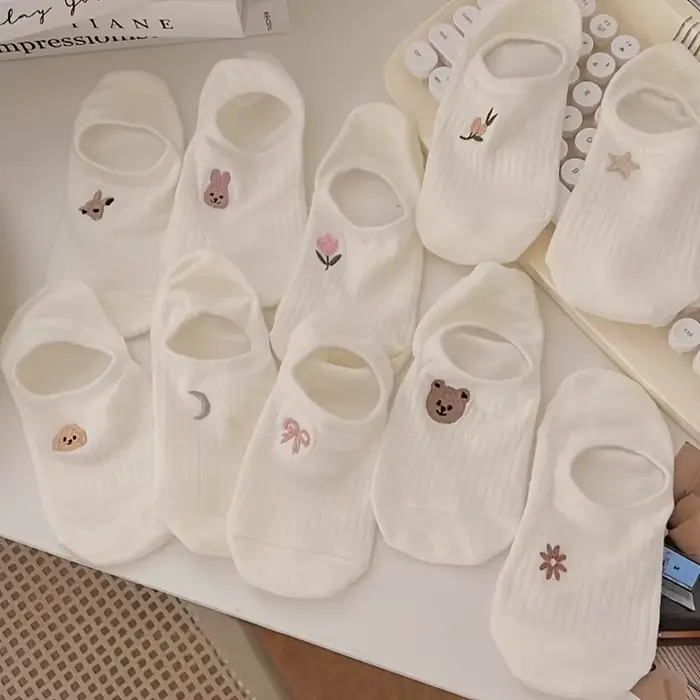 Chaussettes bateau blanches tendance pour femmes, chaussettes invisibles à coupe basse, chaussettes discrètes, style mignon, motifs de dessins animés adorables, chaussettes pour étudiantes