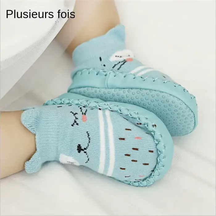 Chaussettes pour bébé avec semelles en caoutchouc, à la mode, pour nouveau-né, automne-hiver, chaussettes de sol pour enfants, chaussures antidérapantes à semelle souple, 2022