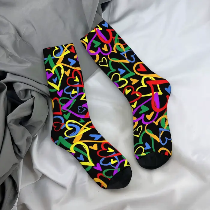 Chaussettes mi-mollet pour hommes à motif cœur graffiti sur le thème de l'arc-en-ciel pour un look v