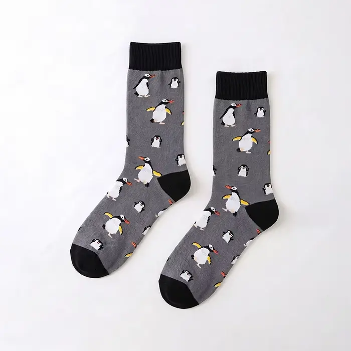 1 paire de chaussettes unisexes avec motif pingouin gris, talon et bout contrastés noirs, en polyest