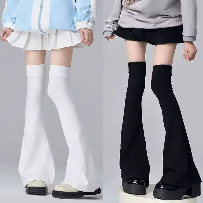 Chaussettes hautes unies noires et blanches style gothique Lolita, avec revers en forme de corne