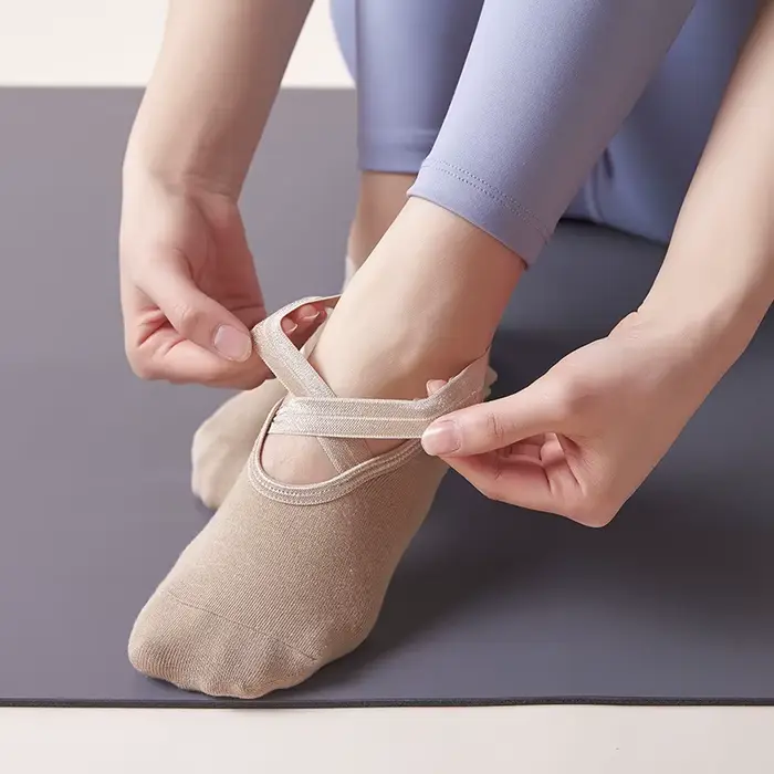 Chaussettes antidérapantes pour Pilates, chaussettes pieds nus pour femme avec bande élastique, chau