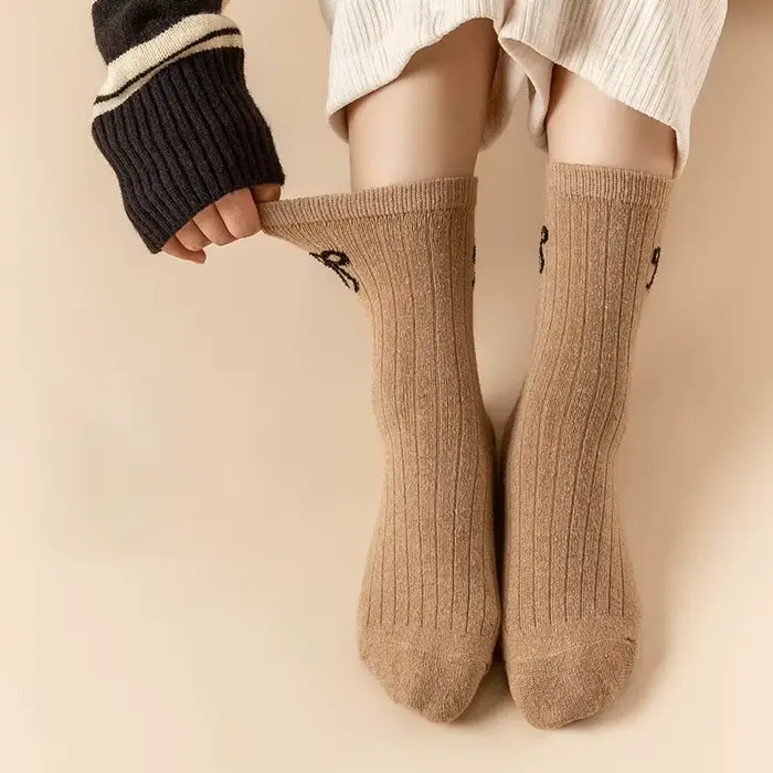Chaussettes d'automne et d'hiver pour femmes, chaussettes chaudes en laine avec nœud, chaussettes douces à haute élasticité, chaussettes mi-tube en cachemire, chaussettes de couleur unie, chaussettes 