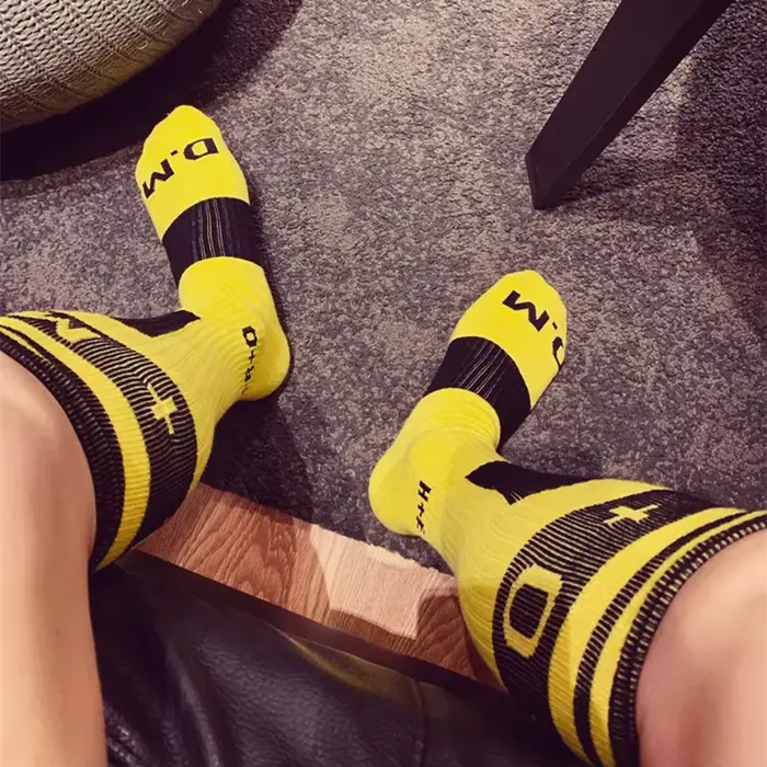 Nouveau Design hommes chaussettes mode mâle Gay haut Vers bas chaussettes confortable Football sport Long Tube Cosplay bas chaussette
