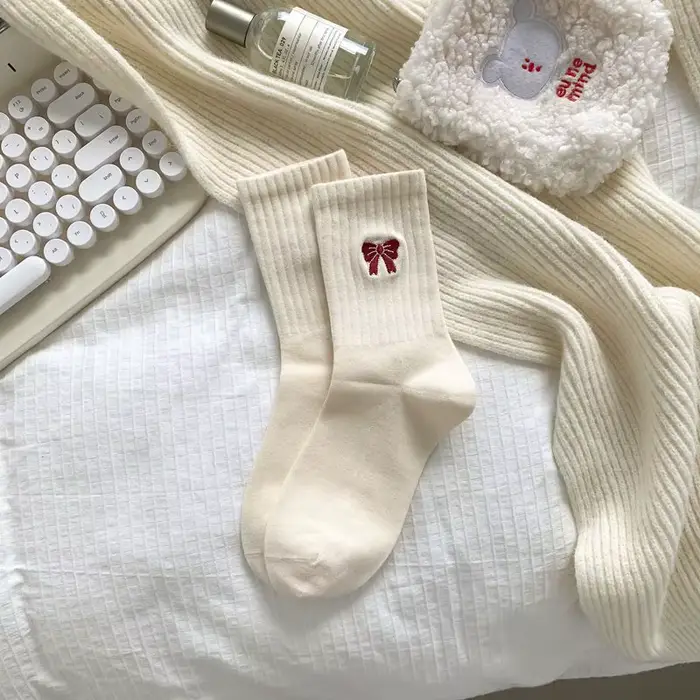 Chaussettes tendance pour femmes, automne rouge, filles, nœud brodé, mignonnes, longues, respirantes
