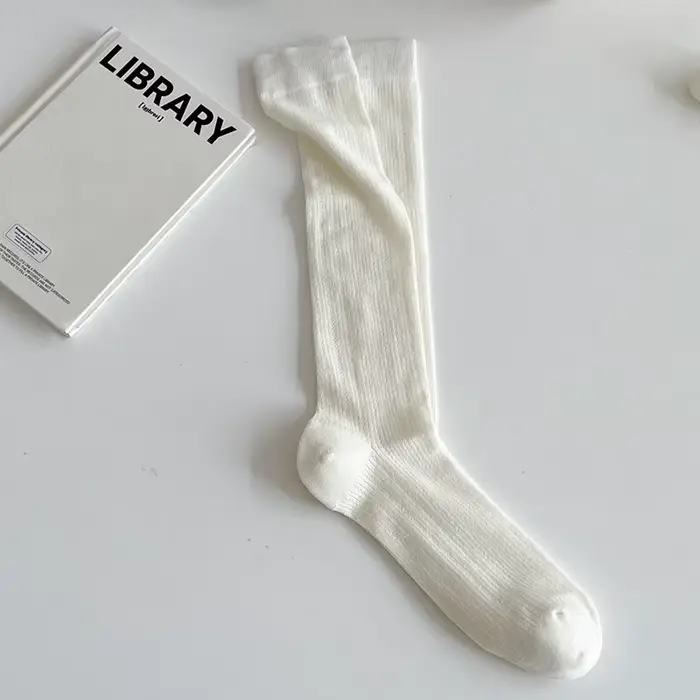 Chaussettes mi-mollet pour femmes, chaussettes froissées blanches et noires, bas d'été en maille fin