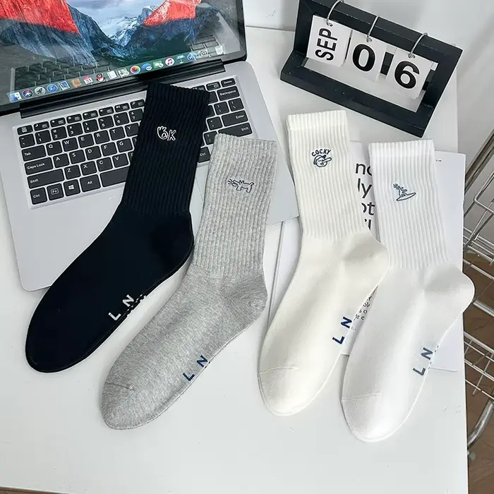 Chaussettes pour hommes nouvelle broderie mode couleur unie Simple basique longues