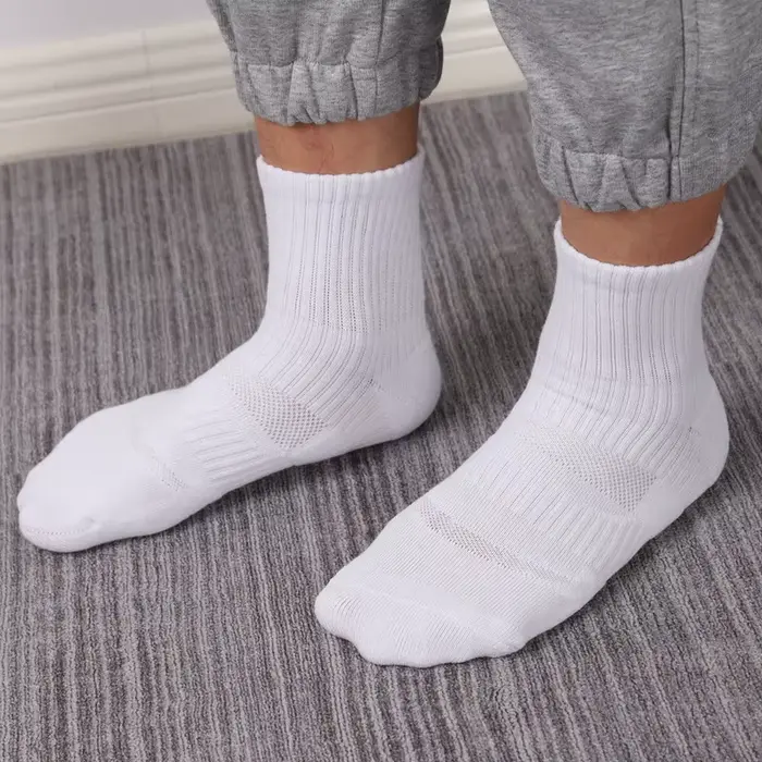 Les chaussettes épaisses pour hommes sont un fond polyvalent de la serviette d'étudiant est un tube en coton de couleur unie mi-long pour l'automne et l'hiver