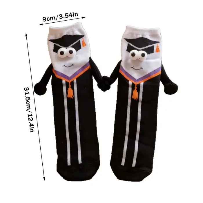 Une paire de chaussettes d'extérieur unisexes avec imprimé saison de remise des diplômes, lavables e