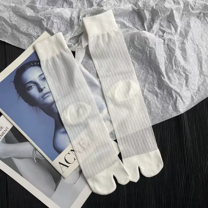 Haute qualité confortable été Ultra-mince bout fendu femme coton chaussettes doré soie rayure deux o