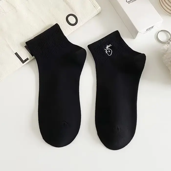 Chaussettes blanches pour femmes, chaussettes en coton respirantes, broderie de lapin de dessin anim