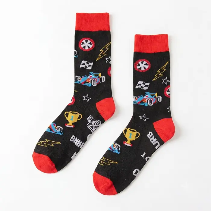 1 paire de chaussettes unisexes avec base noire et motifs de voitures de course et de trophées color